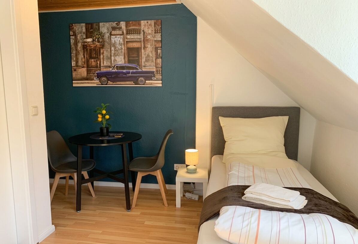 Gemütliches Einzelzimmer mit Sitzecke in einer Monteurwohnung